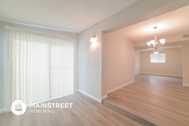 Foto del edificio - 1541 E Flower Cir