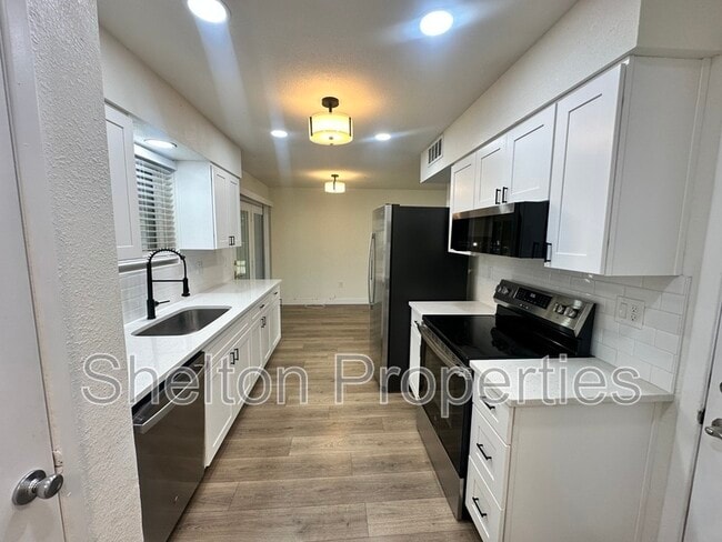 Building Photo - 10806 W Camelot Cir
