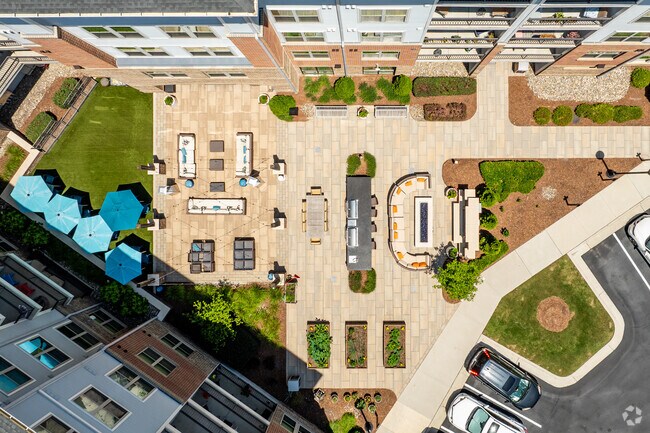 Terraza exterior con parrillas - Overture Cary