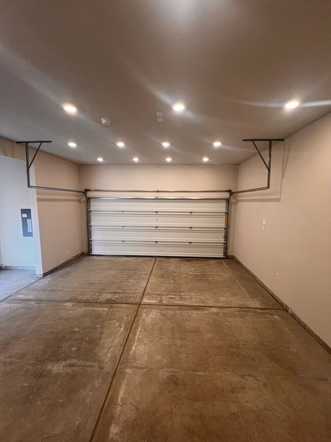 Building Photo - NEW LISTING!! Beautiful New 4 bed/2.5 bath + Loft in an ideal location