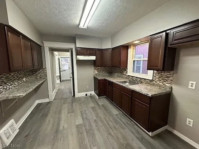 Foto del edificio - Spacious 4-Bedroom Home in Cleveland
