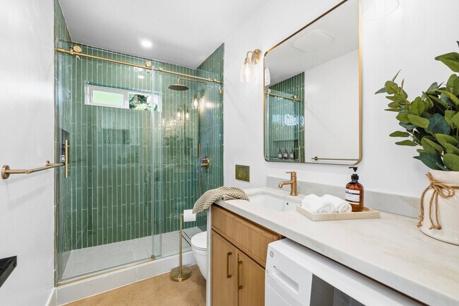 Foto del edificio - 6301 Birchwood St