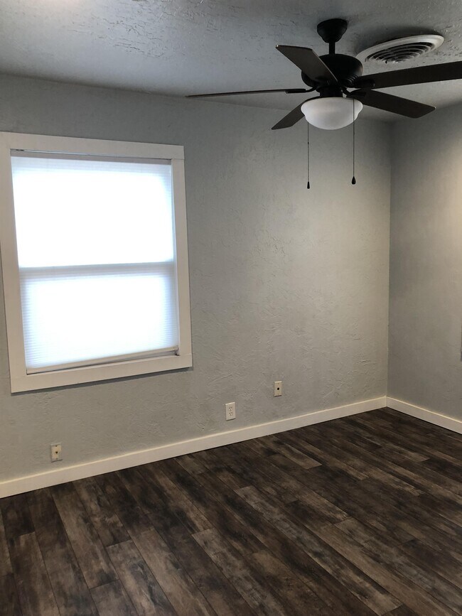 Foto del edificio - 823 E Lindsey St
