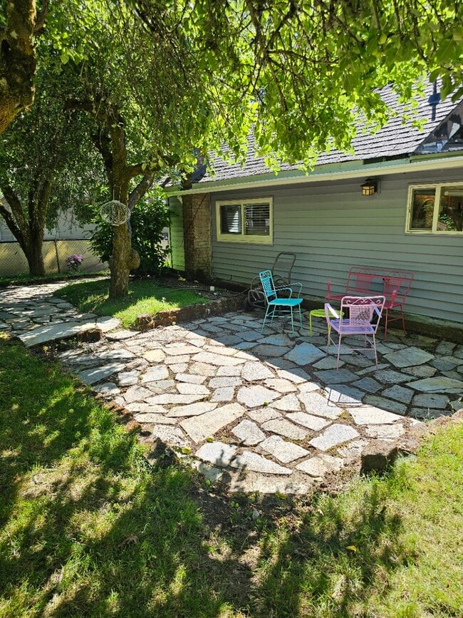 Building Photo - 1310 18th St NE