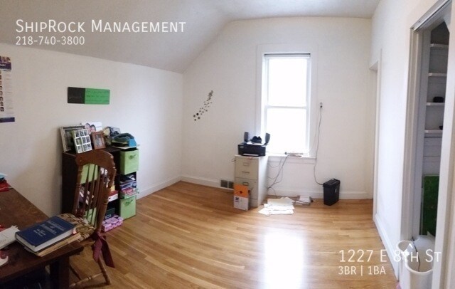 Foto del edificio - 1227 E 8th St