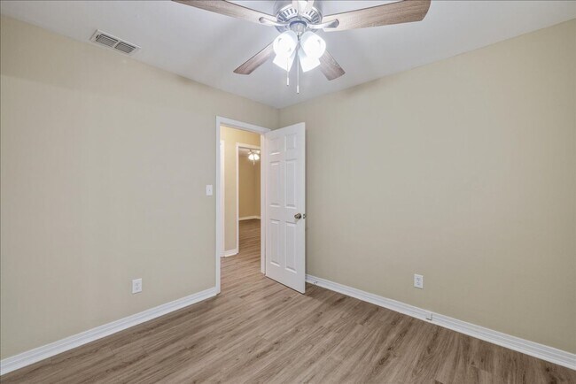 Building Photo - 207 Iris Cir
