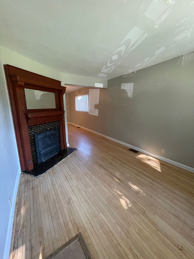 Building Photo - 2315 Oakes Ave