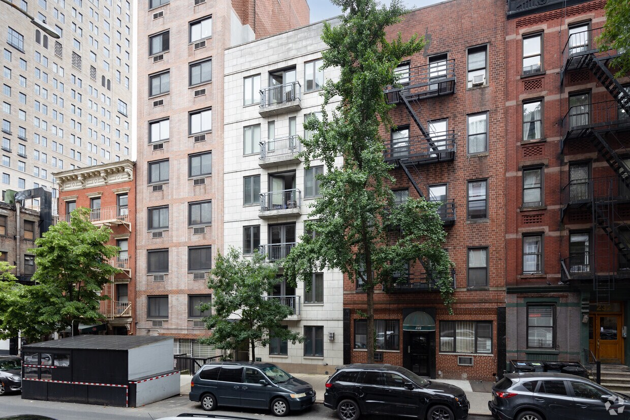 Building Photo - 236 E 81st St
