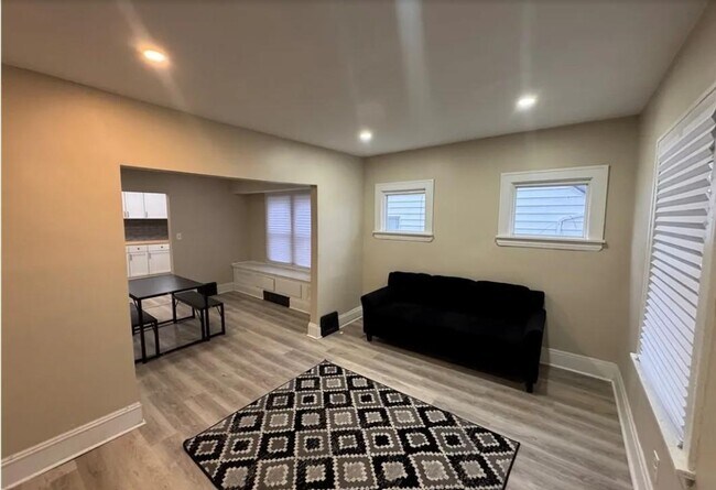 Foto del edificio - 14910 Kingsford Ave