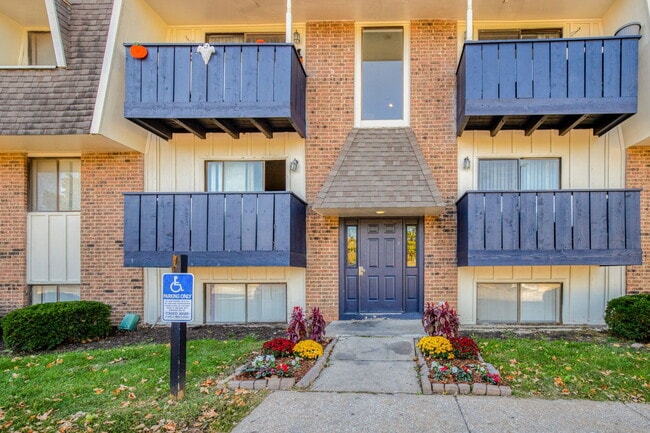 Building Photo - Royal Ridge Apartments
