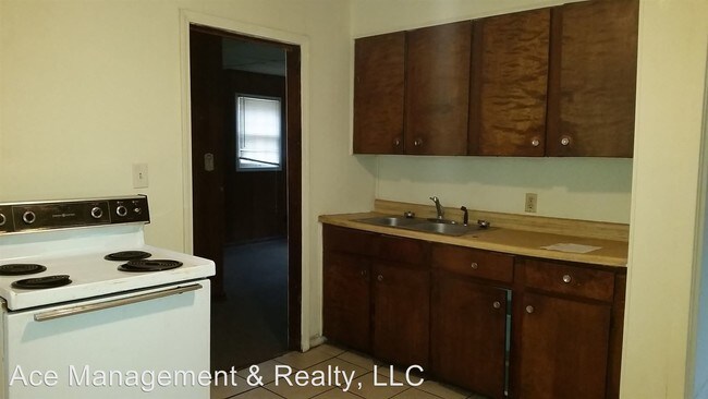 Building Photo - 2 br, 1 bath House - 208 8th Ave NW