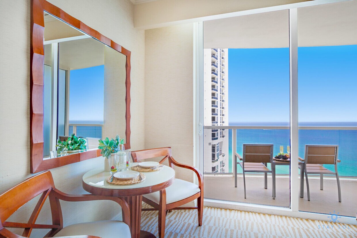Foto principal - 18001 Collins Ave