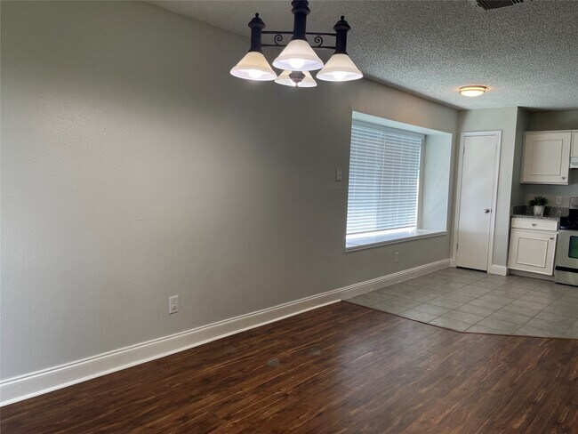 Foto del edificio - 2703 Hot Springs Dr