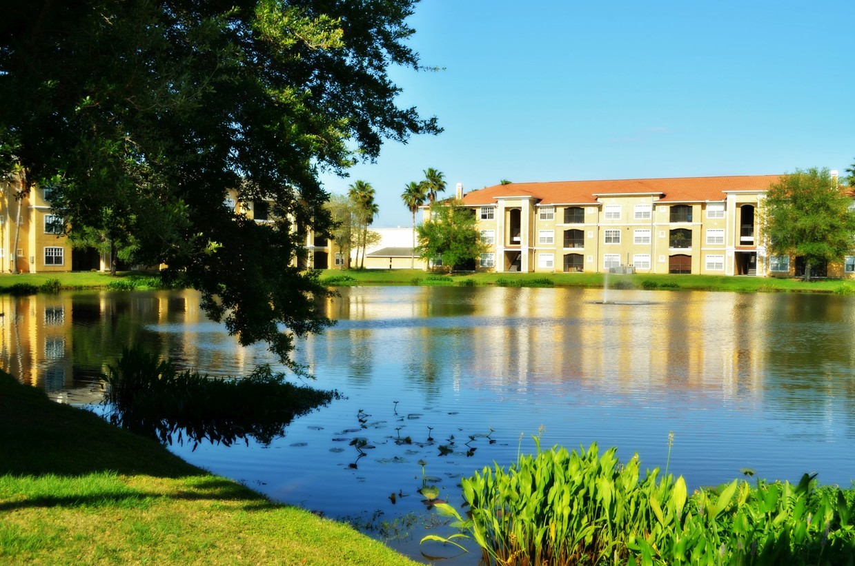 Sala de estar frente al lago - East Lake Club Apartments