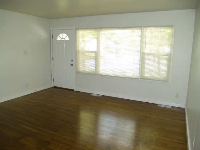 Foto del edificio - 22431 Strassburg Ave