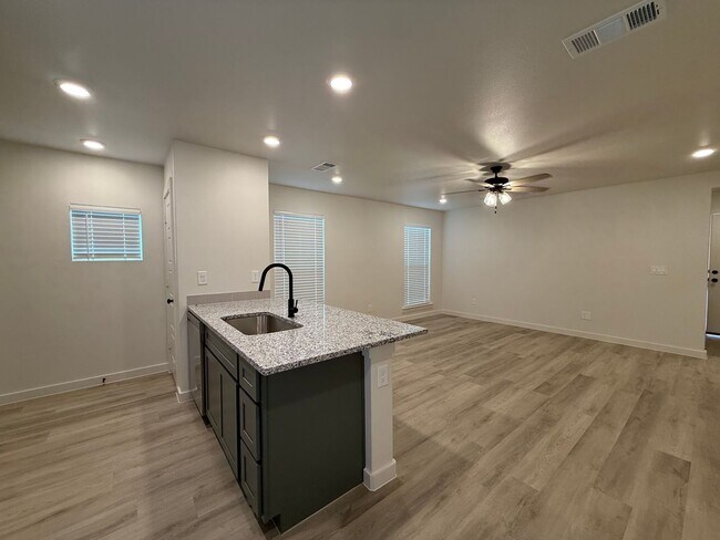 Foto del edificio - July Move-in