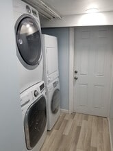 Building Photo - 128 William St