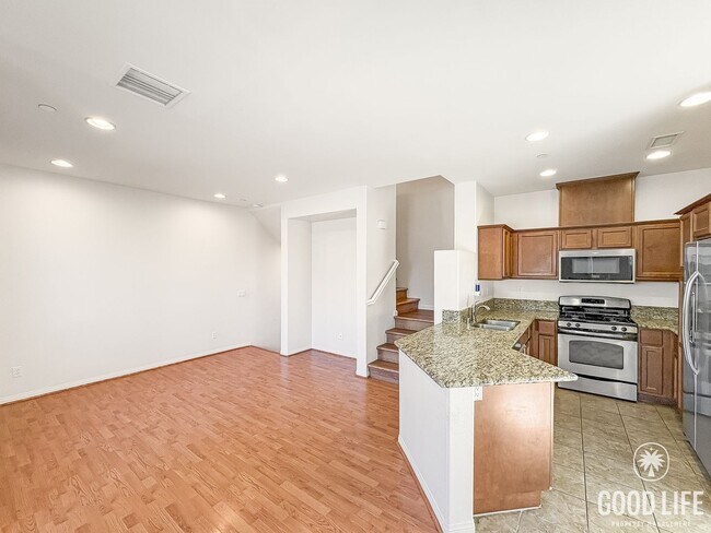 Building Photo - Beautiful 3B/3BA Townhome in Gated Communi...