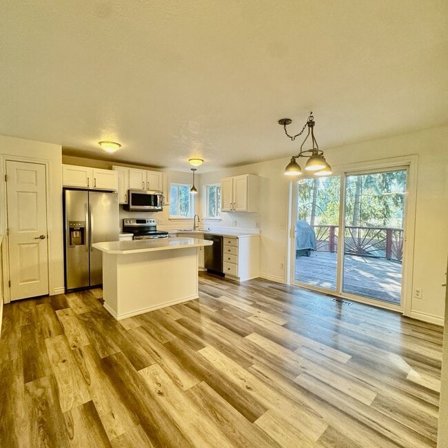 Building Photo - Cute 4 bed 2 bath move in ready home!