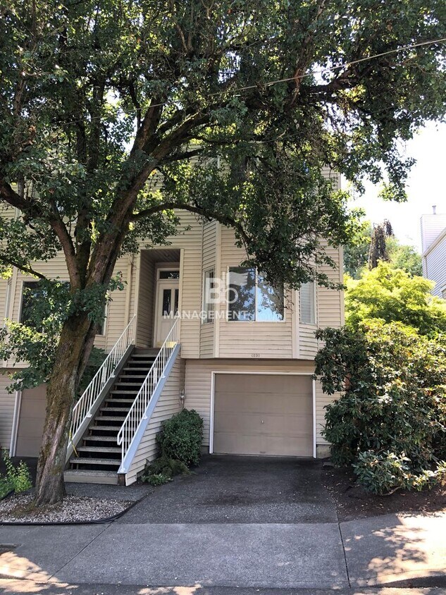 Primary Photo - Gorgeous John's Landing Townhome- Luxuriou...