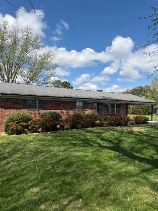 Maryville 37801 - Newly Remodeled 2 bedroom 2 full bath rancher with carport - Contact Debra John... - Maryville 37801 - Newly Remodeled 2 bedroom 2 full bath rancher with carport - Contact Debra John...