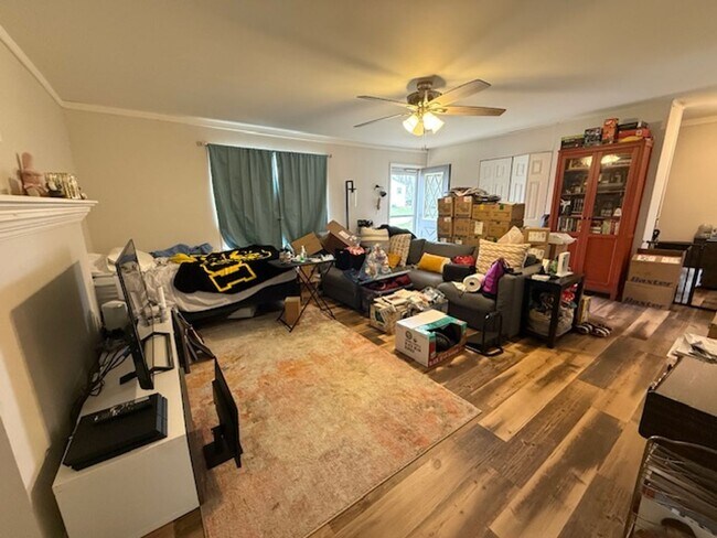 Foto del edificio - 3-Bedroom Home with Fenced Backyard