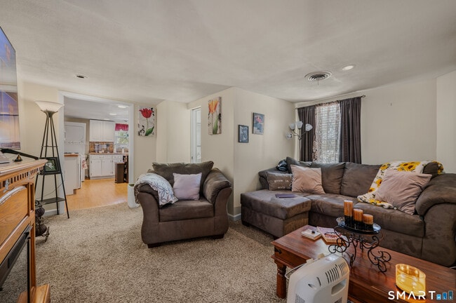 Foto del edificio - 349 Naubuc Ave