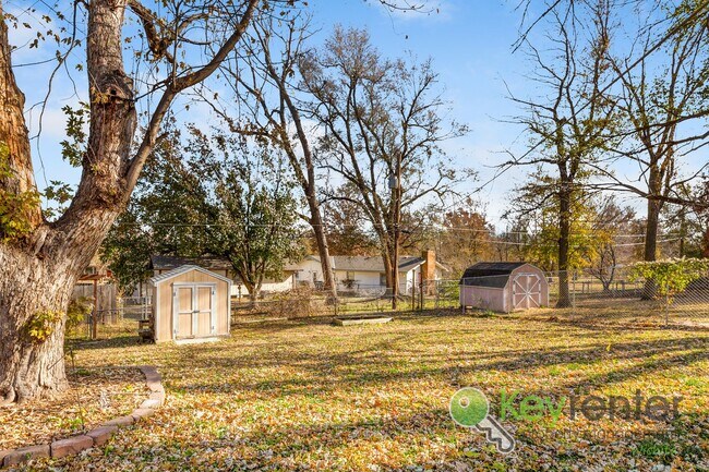 Foto del edificio - Inviting 3-Bedroom Home with Updated Kitchen & Fenced Backyard – Derby, KS