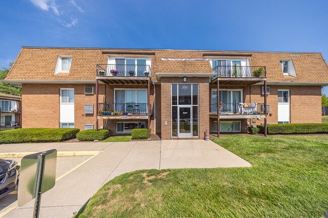 Building Photo - Royal Villa Apartments