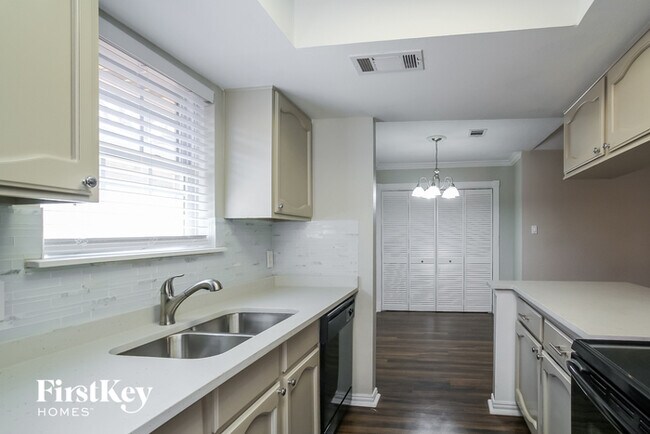 Foto del edificio - 16310 Emberwood Dr