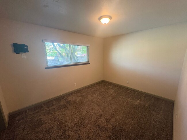 Building Photo - SE Visalia home with pool Available Now! All utilities included!