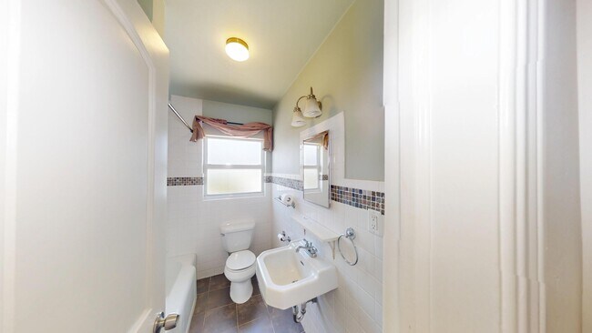 Building Photo - 509 6th Ave N