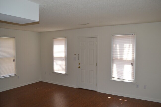 Foto del edificio - 2 Bedroom House in Central Available Fall 2026