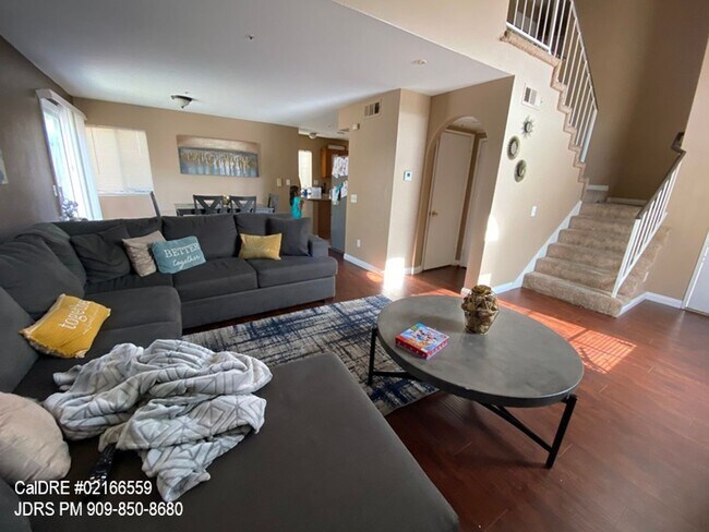 Building Photo - Fontana 3 Bedroom Home Available July 2025