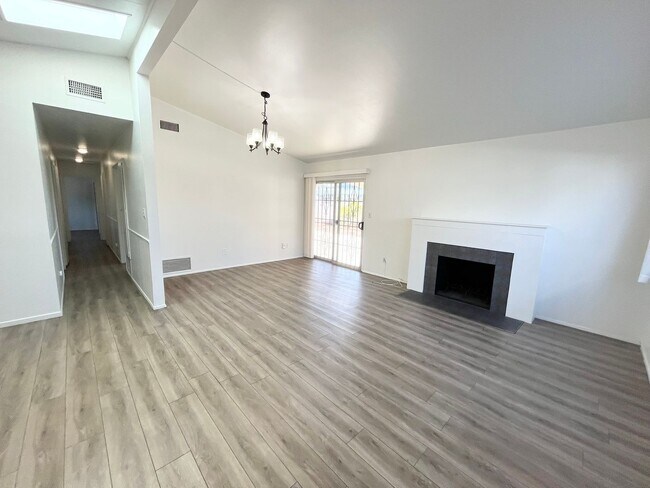 Foto del edificio - Charming 4 bedroom house with extra living...