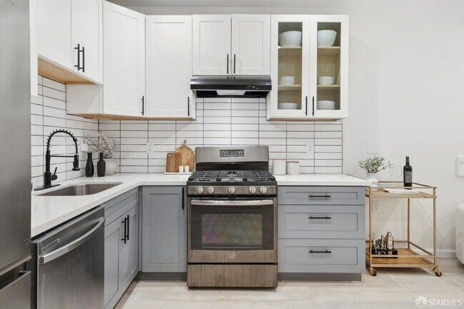 Building Photo - 202 (17-19 Card Aly)