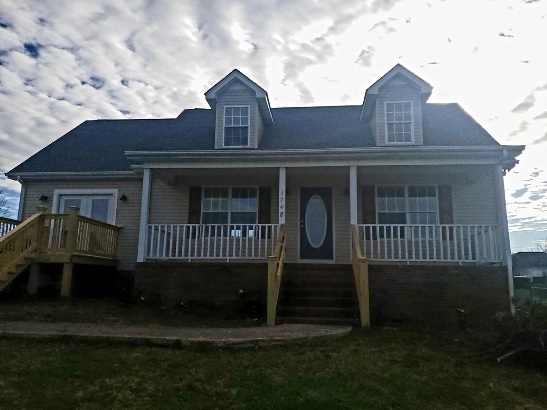 Primary Photo - 1,897 SQFT 3 BEDROOM 2 BATH HOME