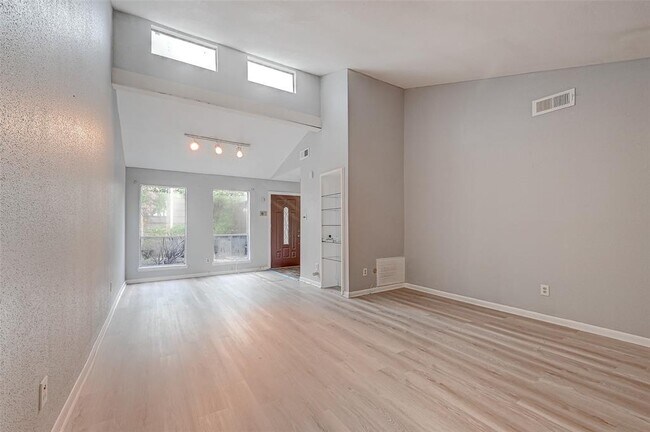 Building Photo - 10710 Sandpiper Dr