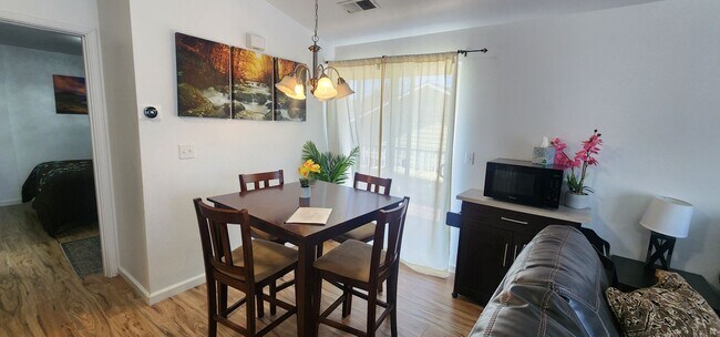 Foto del edificio - 4190 Hillside Ct