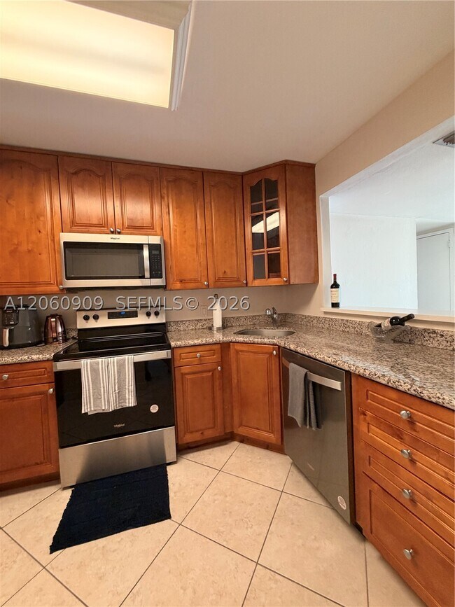 Building Photo - 3375 N Country Club Dr