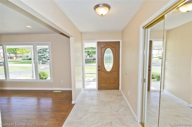 Building Photo - 6848 Tamerlane Dr