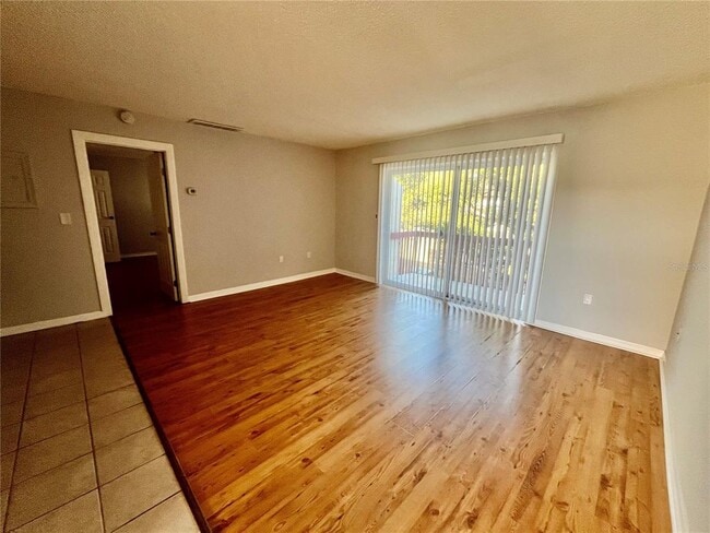 Foto del edificio - 2701 Hidden Lake Dr N