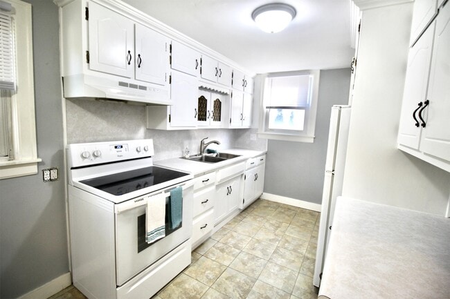 Building Photo - 2524 Poinsette Dr