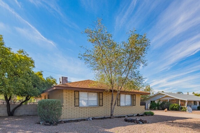 Photo - 1047 E Alameda Dr Apartment