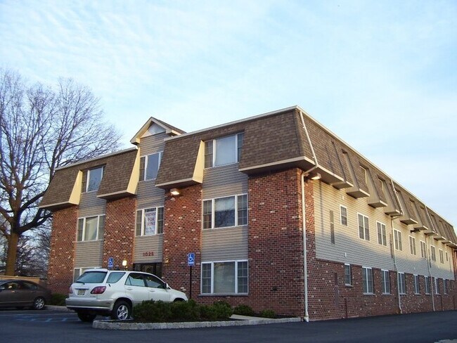 Building Photo - 1025 W Blancke St