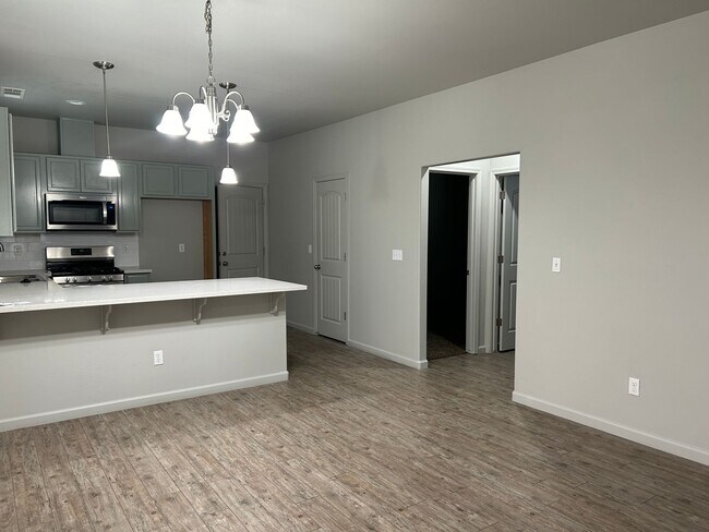 Building Photo - Fresh, clean and updated