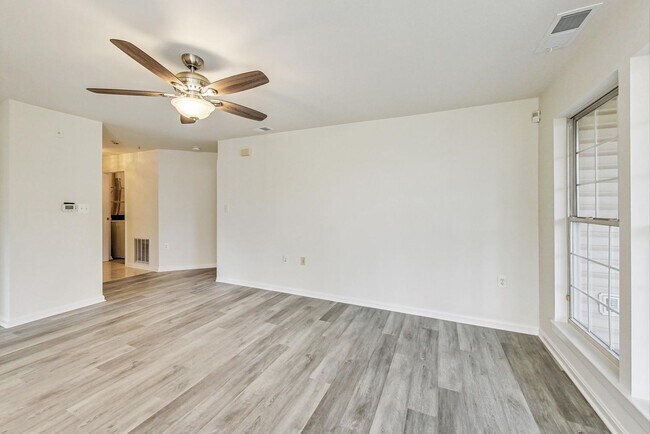 Building Photo - READY TO GO!!! Renovated 2BD/2BA with 1 Reserved Parking Space & screened in rear porch