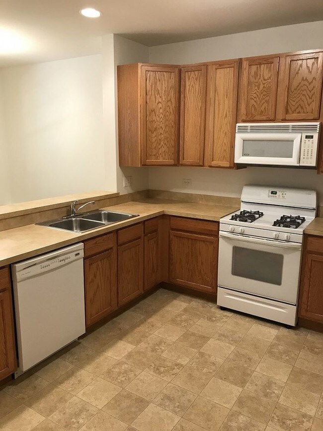 Building Photo - 529 S Lakeside Ct