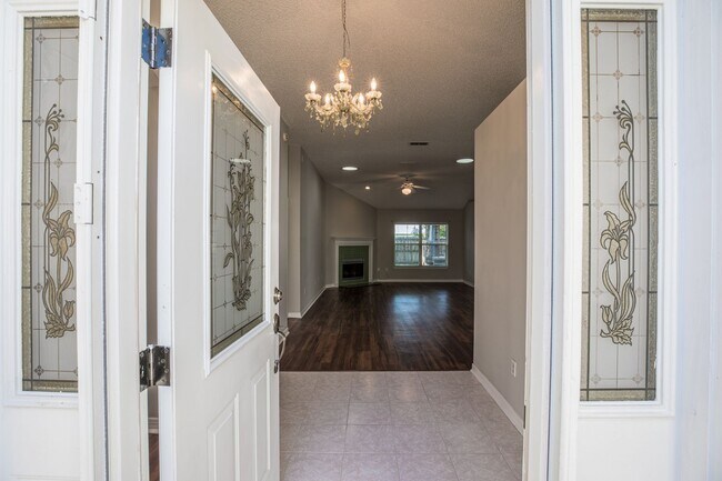Building Photo - Great Rental in Eaglecrest!
