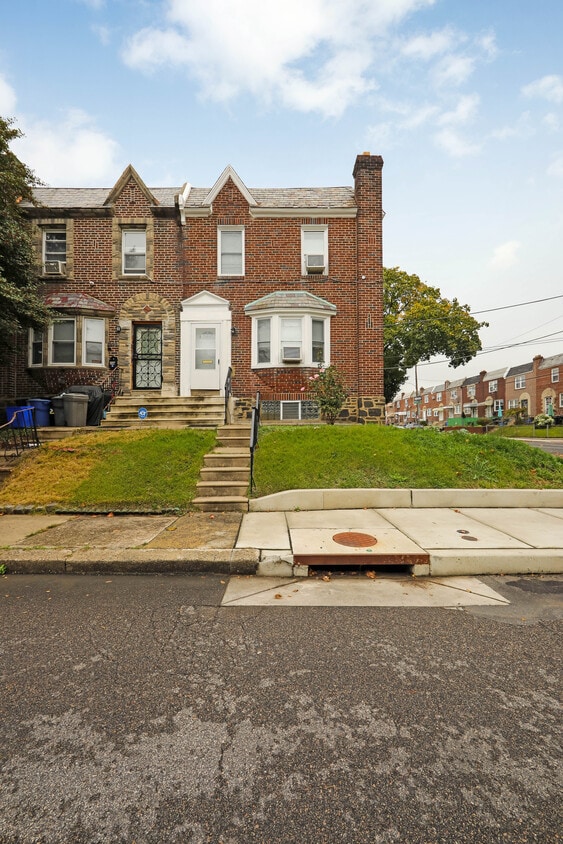 Primary Photo - 5950 Bennington St